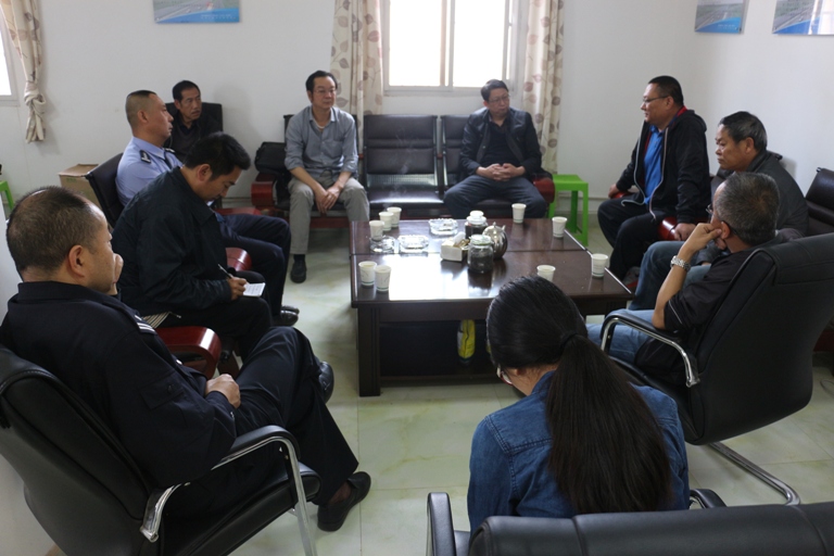 1国道320线改建工程指挥部与属地交警召开安全保通协调会.JPG